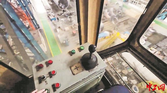 艾思文在天车驾驶室里俯瞰到的车间。