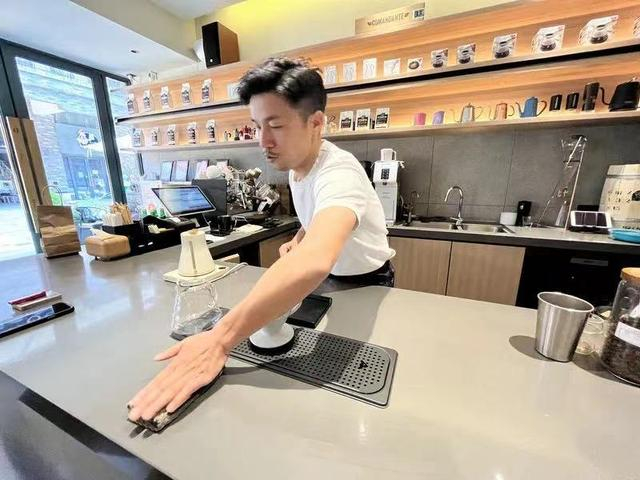 在店里忙碌的陈哥。 吴越摄