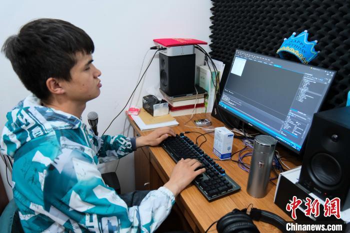 4月28日，西藏首位盲人程序员尼玛平措演示操作电脑，使用自己的“恩尼翻译”程序。　中新社记者 江飞波 摄