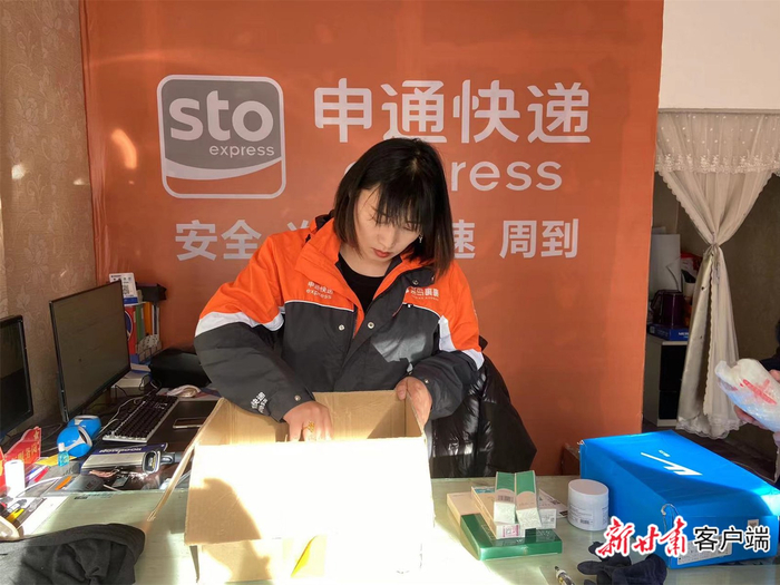 张楠在快递驿站打包快件。 图片由受采访者提供
