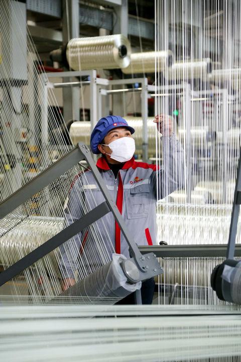   2023年1月31日，在江苏省连云港市中复神鹰碳纤维有限公司，工人正在车间生产高性能碳纤维。新华社发（王春 摄）
