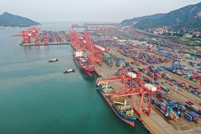   2023年5月9日，货轮停靠在连云港港集装箱码头。新华社记者 季春鹏 摄