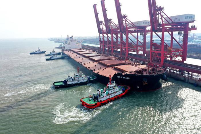   2023年12月19日，一艘满载40万吨铁矿石的“巴西矿石”轮缓缓停靠江苏连云港矿石码头卸货。新华社发（王春 摄）