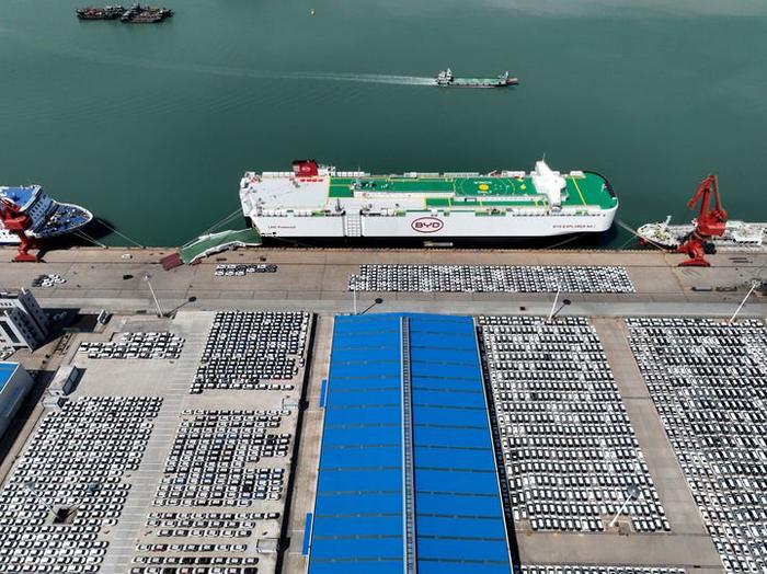   2024年4月25日，在江苏连云港港东方港务分公司码头68泊位，滚装轮正在装载新能源汽车出口巴西。新华社发（王春 摄）