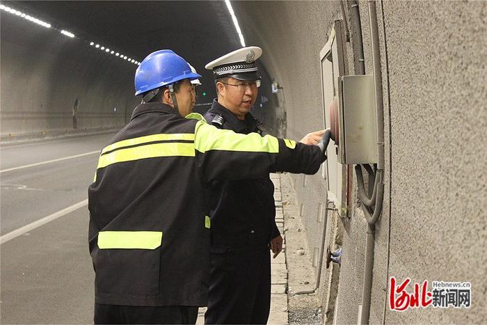 4月8日，河北高速交警涞源大队开展隧道消防安全检查。河北日报记者 桑 珊摄
