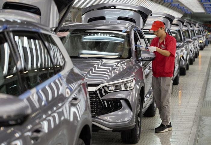 工人在新能源汽车生产线上对车辆进行质检（4月24日摄）。新华社记者 李嘉南 摄