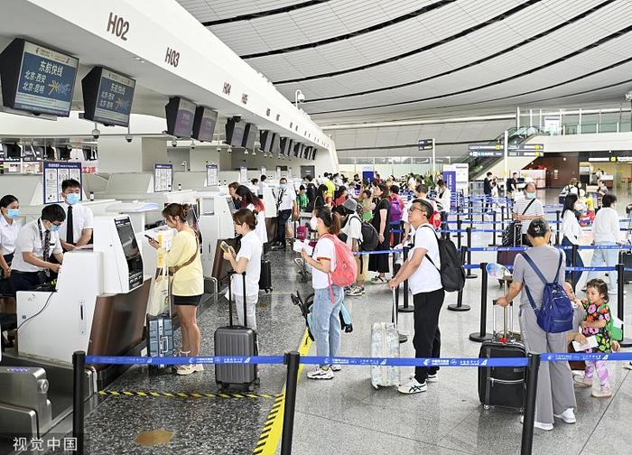 旅客在机场办理登机牌和行李托运手续（图源：CFP）