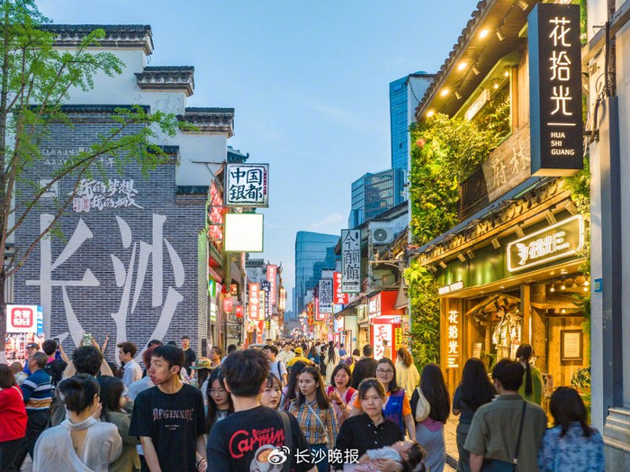 天心区太平老街人流如织。石亮 摄