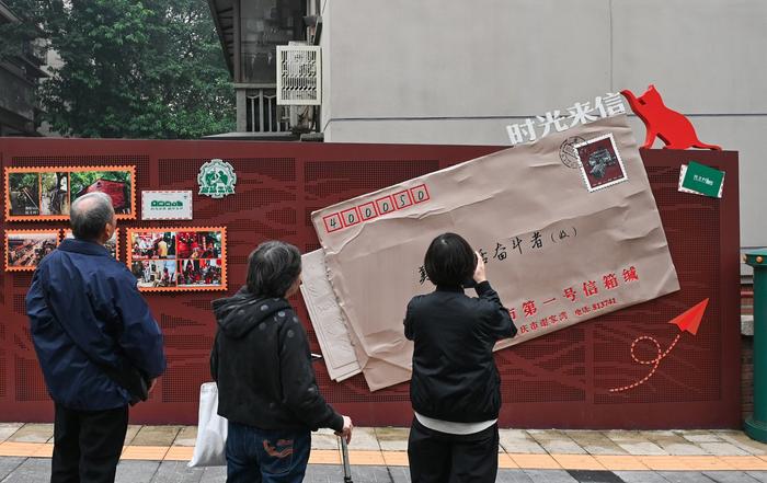 重庆九龙坡区谢家湾街道街景文化墙前游客打卡
