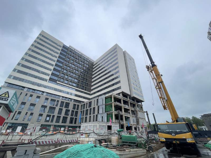 4月29日，积水潭医院回龙观院区二期扩建工程主体建筑外幕墙已基本完工。  新京报记者 田杰雄 摄