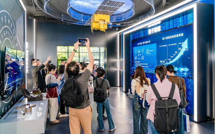 参观中电信量子集团量子科技馆