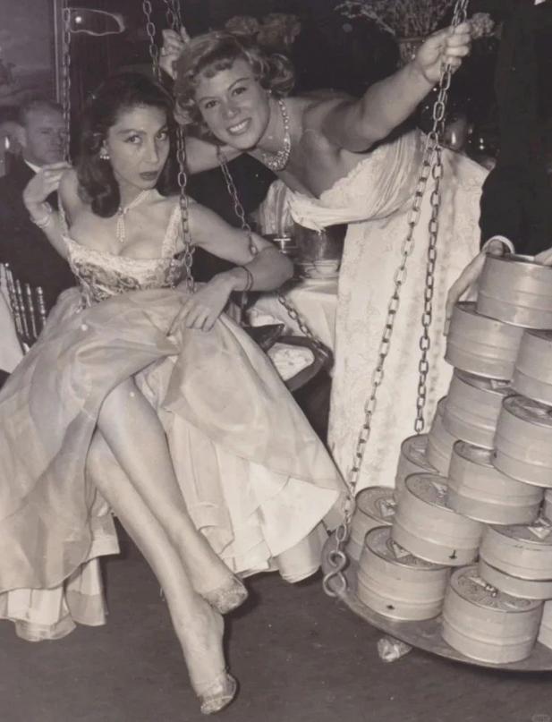 1956年，女演员Dominique Vargas作为选美比赛获胜者获得的鱼子酱