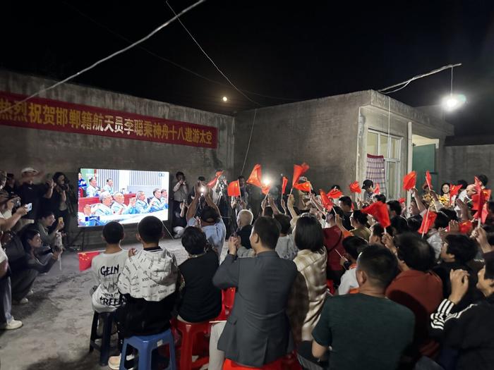 4月25日晚，邯郸峰峰矿区大社镇南旺村，李聪家的小院里，坐满了前来看神舟十八号发射直播的乡亲。河北日报记者 白 云摄