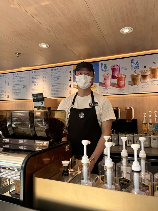 自豪感满满的店长小杨。 吴越摄