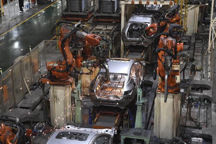   工业机器人在江淮汽车乘用车焊接车间生产线上工作。 新华社记者 刘军喜 摄