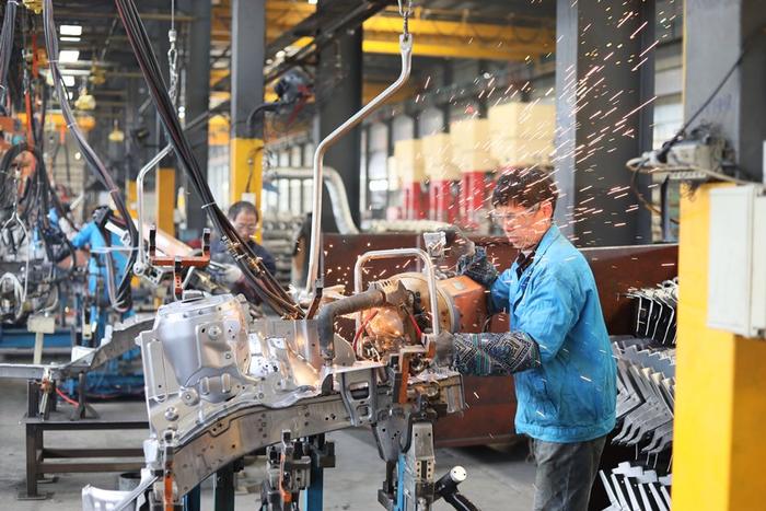   安徽省合肥市肥西县桃花镇一家机械企业生产车间，工人在生产汽车零配件。新华社发（陈家乐 摄）