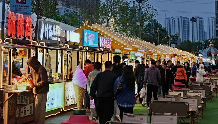 夜市集中灯火通明 。 王文郁/摄