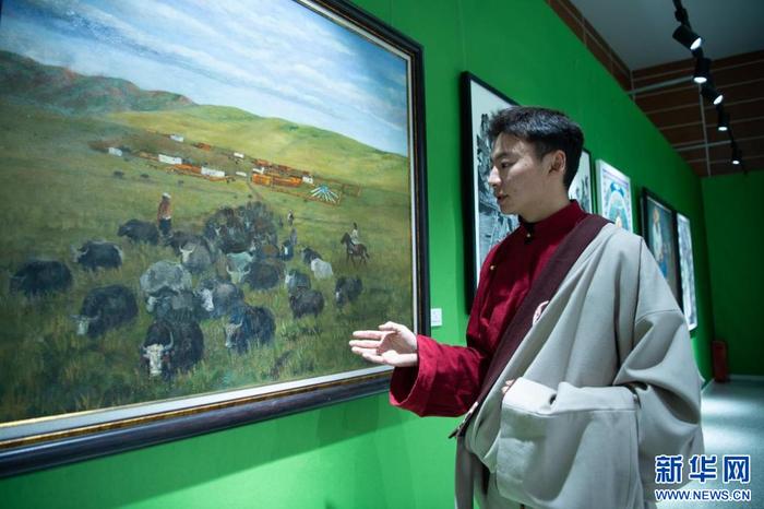 4月28日，大赛美术组二等奖获得者郭扎在介绍自己的作品。新华网 旦增努布 摄