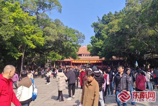 春节期间，开元寺吸引不少游客来打卡。东南网记者 施远圻 摄