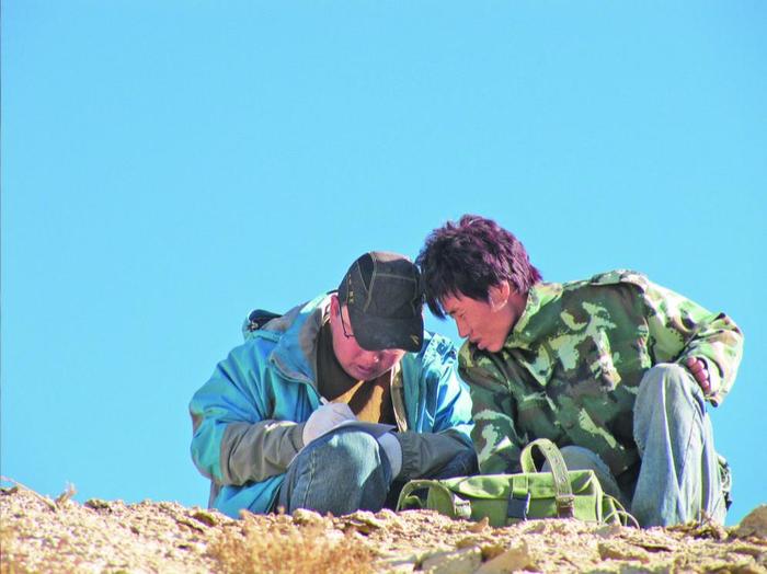 王金海（左一）和地质队员在野外地质勘查。受访者本人提供