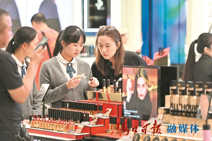 　　免税购叠加假期优惠，吸引众多市民游客选购免税品。海口日报融媒体记者 石中华 摄