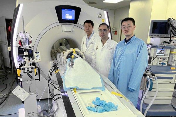 打破国外垄断！上海市第一人民医院联合上海交通大学生物医学工程学院首次成功完成国产经颅“磁波刀”系统临床前灵长类动物实验