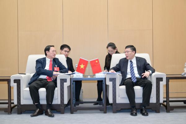 中国科学院副院长常进会见越南科技部部长黄成达