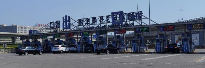 首都机场T3航站楼停车场设有人工交费、自助交费和ETC/自助出口。桑雪骐/摄