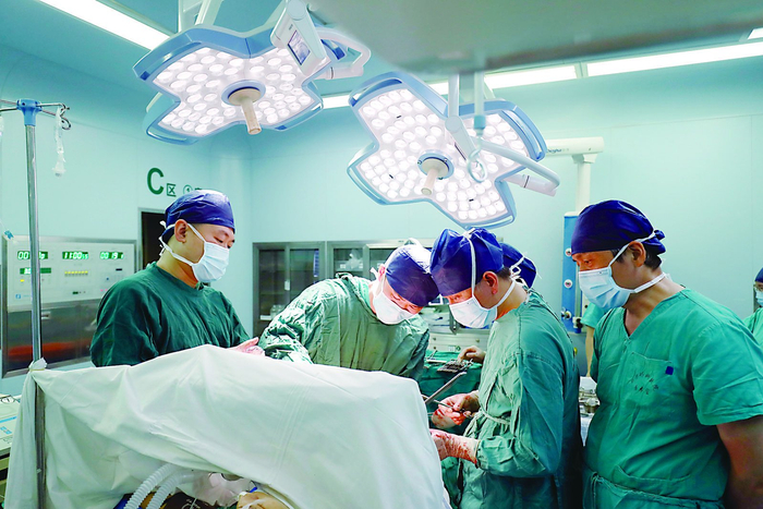     医生正为患者进行手术治疗