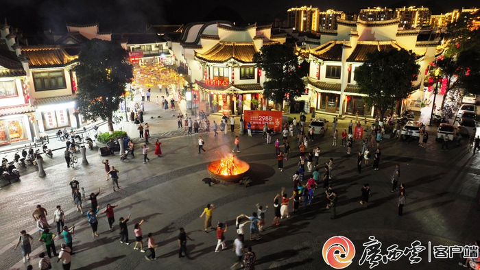 锦绣古镇的篝火晚会吸引不少游客参加。靖西市融媒体中心 供图