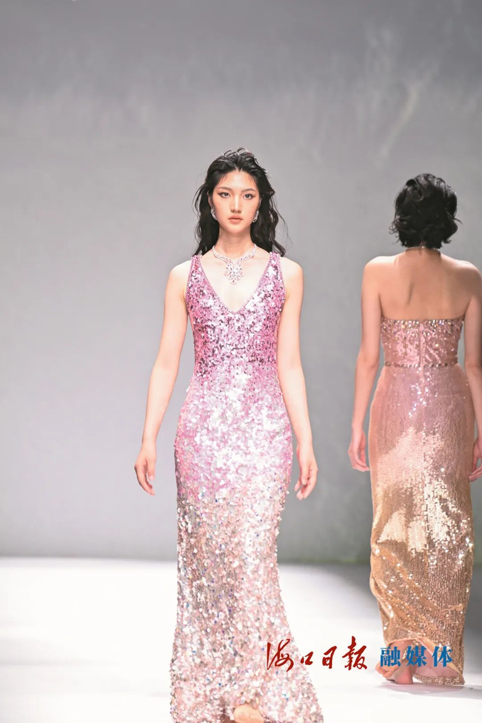 　　泡泡梦幻T台等节目将于“五一”假期上演。图为不久前的Jenny Packham主题时装走秀。海口日报融媒体记者 石中华 摄