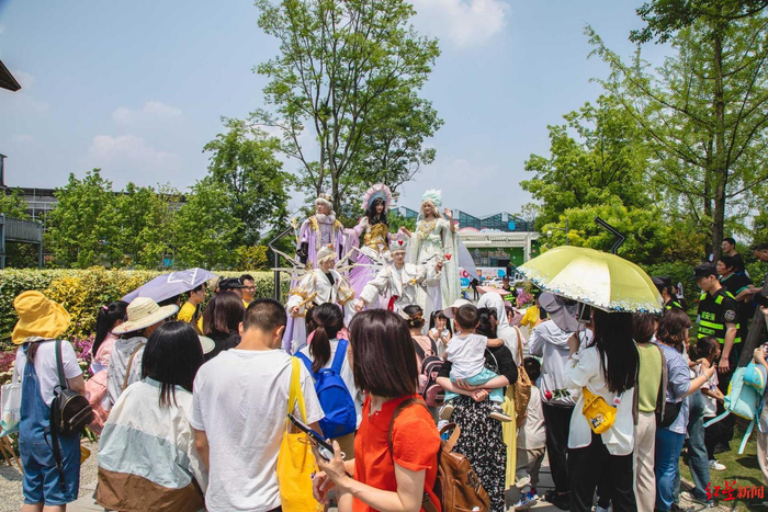▲童话高跷巡游 图据春天花乐园