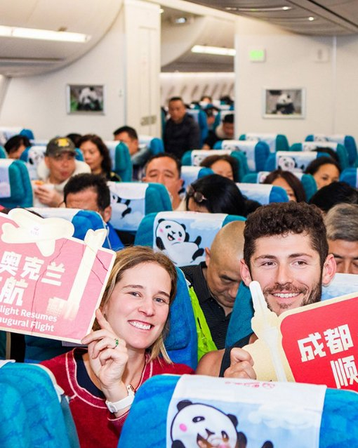 成都至奥克兰航线复航。图为乘坐首飞航班的乘客。