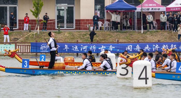 经过一天紧张激烈的角逐，苏州龙将366教育龙舟队、昆山凌归集团先行龙舟队、江苏海洋大学龙舟队分别获得了前三名。