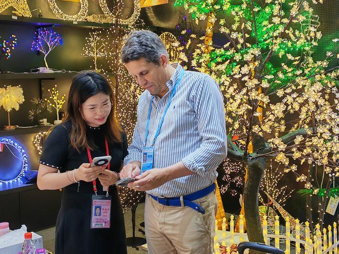在本届广交会节日用品展区，参展商和采购商正在询价洽谈。新华社记者王聿昊 摄