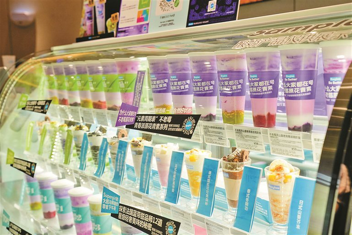 ▲网红酸奶线上线下销售火爆。 深圳晚报记者 严文婷 摄