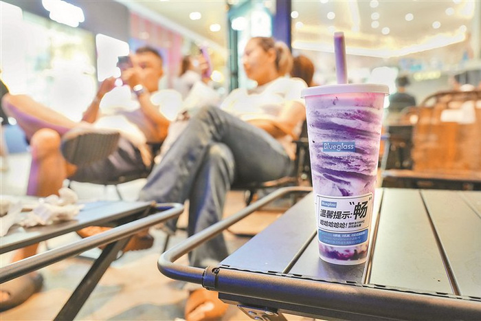 ▲酸奶界的“爱马仕”主打“畅”字。 深圳晚报记者 严文婷 摄