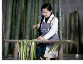 杨昌芹在将竹篾拉丝。