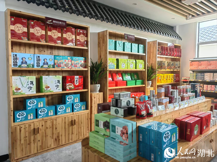 电商直播基地的商品展示区一角。人民网记者 荣先明摄