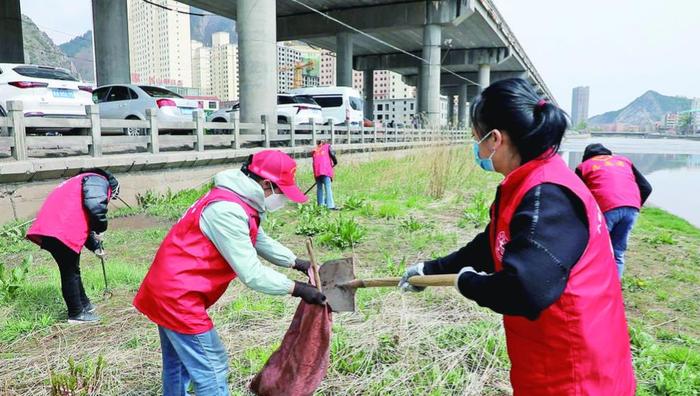河湖长带着志愿者在河道捡垃圾。大通县水利局供图