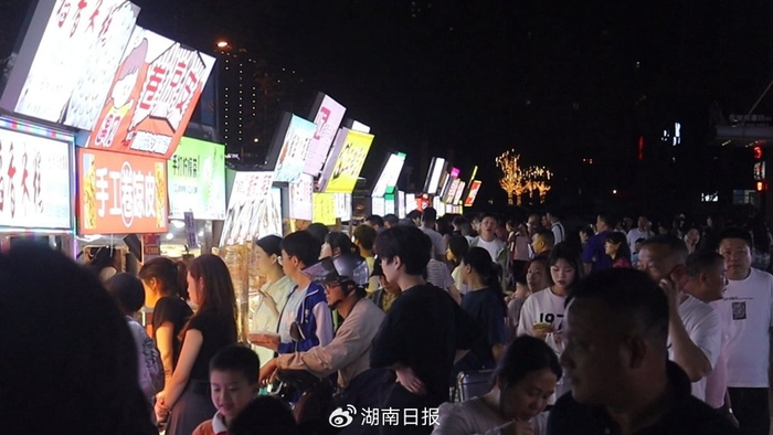 夜市人头攒动。