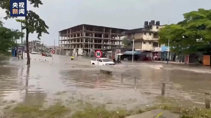 突发大坝决堤，已致71人死亡！暴雨下了一个多月引发洪灾，这国超10万人受灾