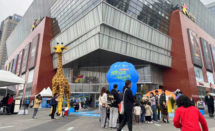 长风大悦城的市集吸引了不少市民。劳动报记者贡俊祺 摄影