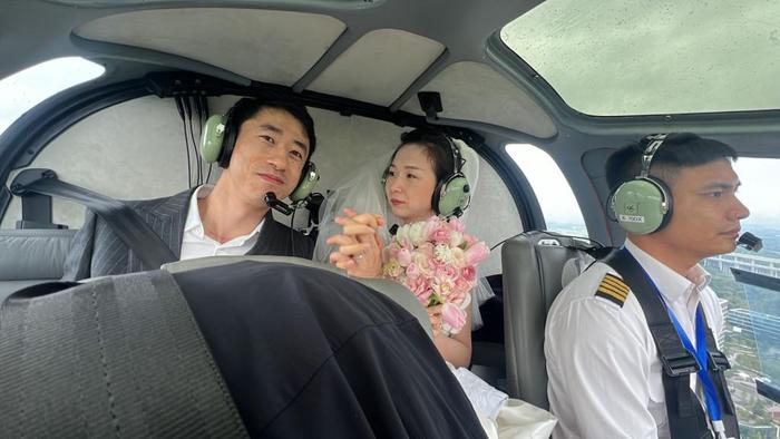   重庆两江新区一对新人乘坐直升机举办“空中婚礼”。新华社记者杨仕彦 摄
