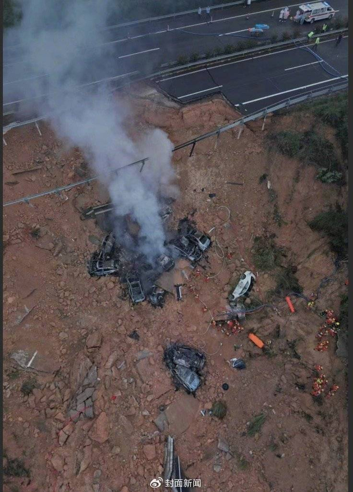 5月1日，正在处置的梅大高速路面坍塌现场。受访者供图