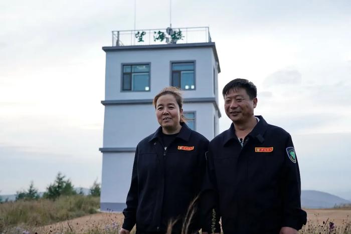 刘军、王娟夫妇在望海楼外（2021年8月摄）