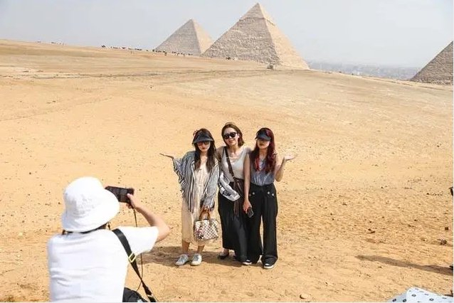 中国游客在埃及吉萨金字塔景区游览拍照 图源：新华社