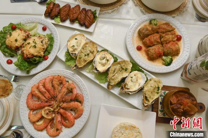 图为餐厅里的俄罗斯风味菜品。曲正扬摄