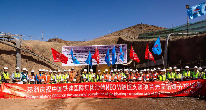 图为中沙建设者共同启动沙特新未来城隧道4号支洞尾爆启爆器。