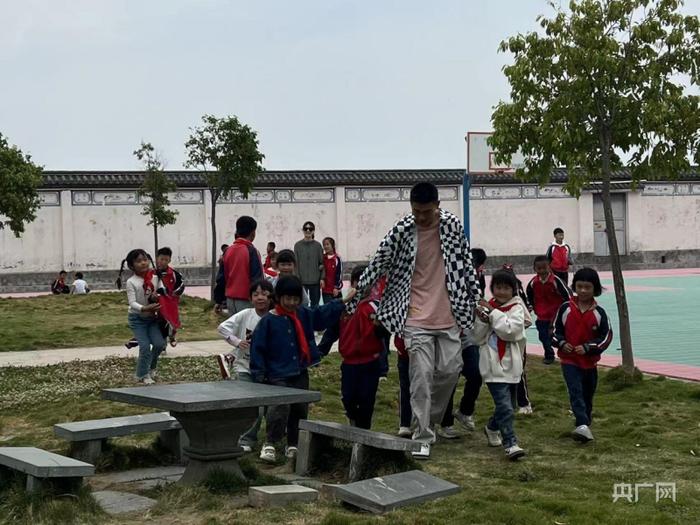 古生村科技小院的学生们每月去给湾桥镇中庄完小的孩子们上一次英语课（总台中国之声记者周益帆 摄）